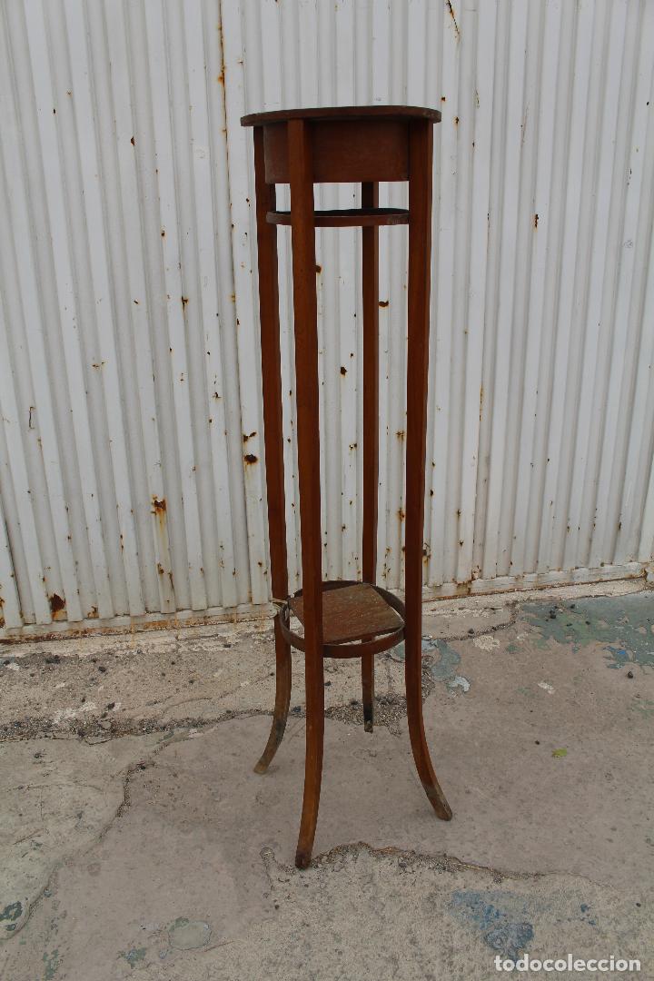 Antig&uuml;edades: peana mesita jardinera en madera - Foto 1