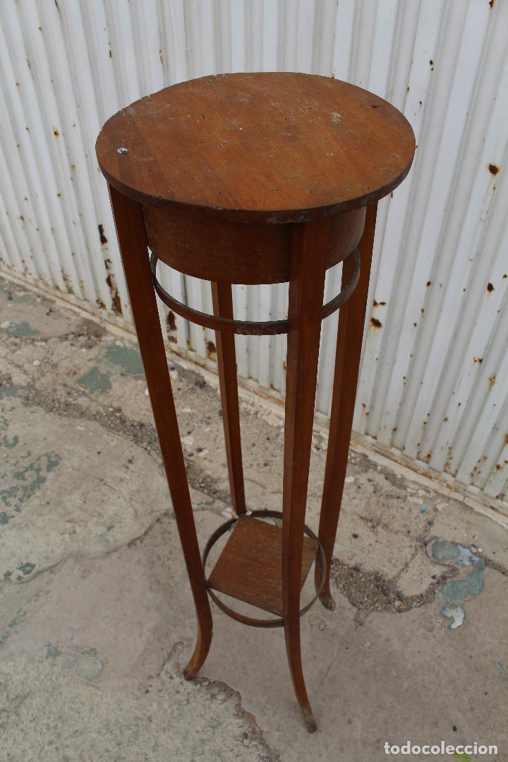 Antig&uuml;edades: peana mesita jardinera en madera - Foto 3
