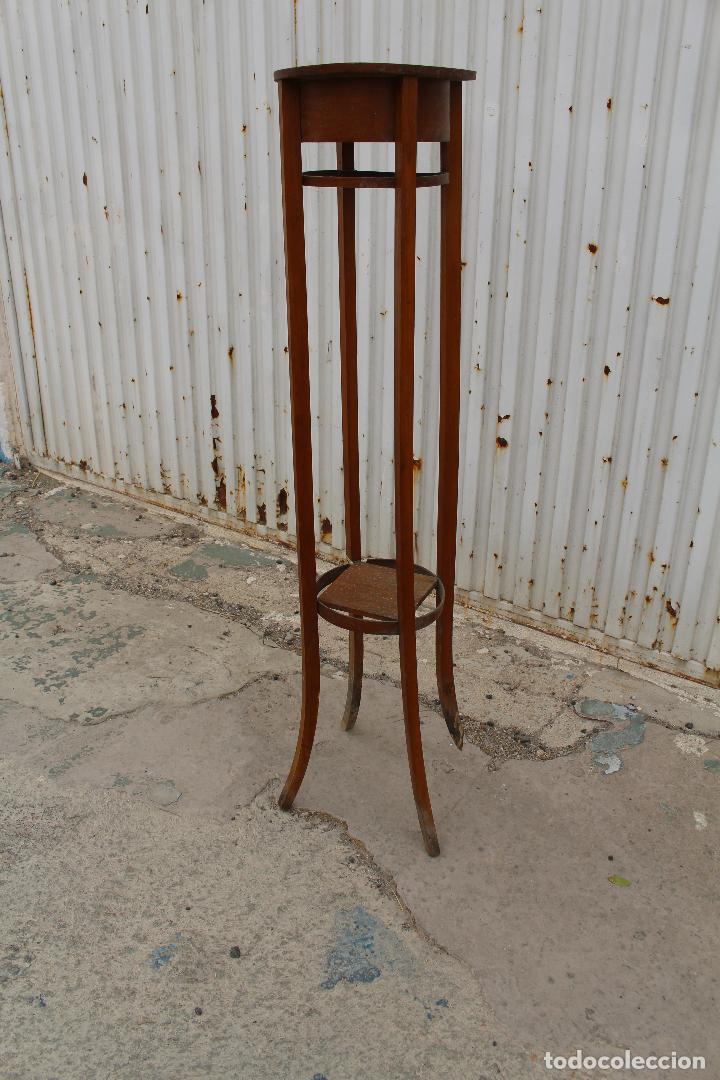 Antig&uuml;edades: peana mesita jardinera en madera - Foto 4