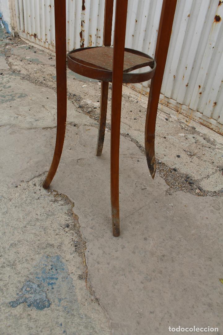 Antig&uuml;edades: peana mesita jardinera en madera - Foto 5