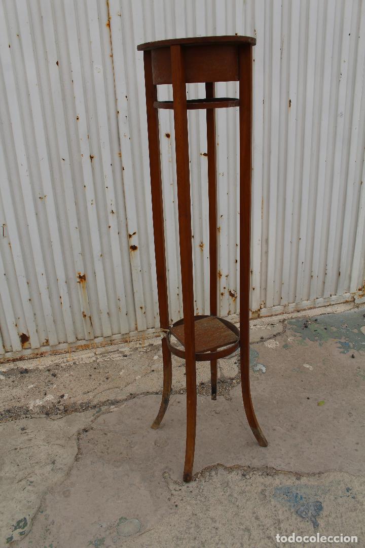 Antig&uuml;edades: peana mesita jardinera en madera - Foto 6