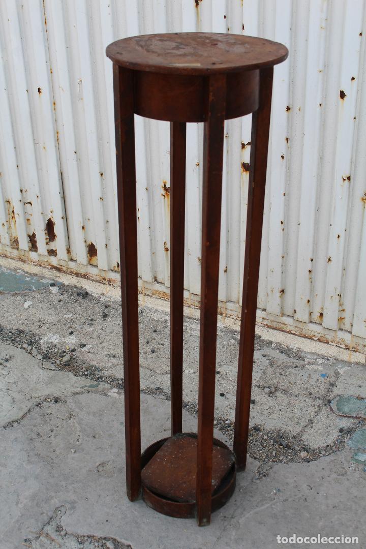 Antig&uuml;edades: peana mesita jardinera en madera - Foto 1