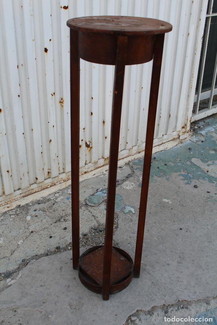 Antig&uuml;edades: peana mesita jardinera en madera - Foto 3