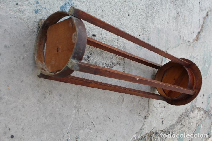 Antig&uuml;edades: peana mesita jardinera en madera - Foto 5