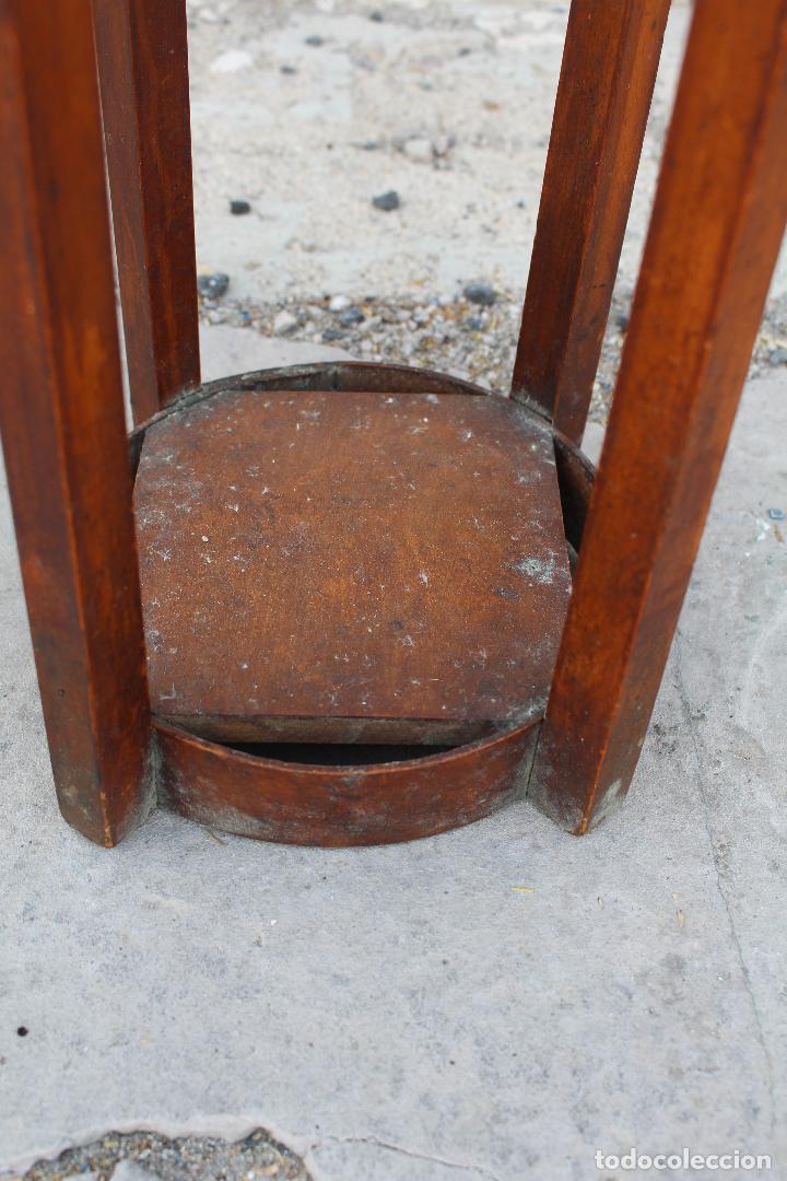 Antig&uuml;edades: peana mesita jardinera en madera - Foto 6