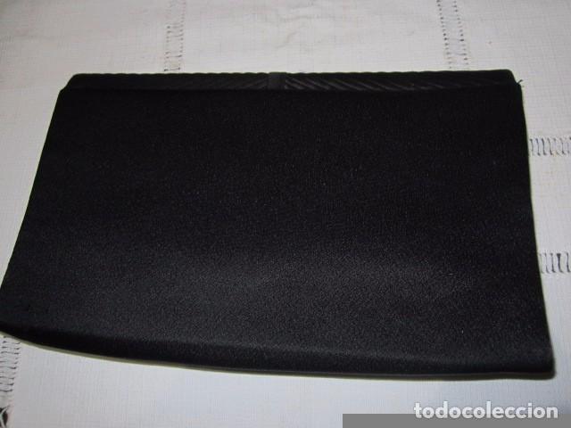 Antig&uuml;edades: Bolso o cartera de mano en seda. 21 x 14 cms. - Foto 3