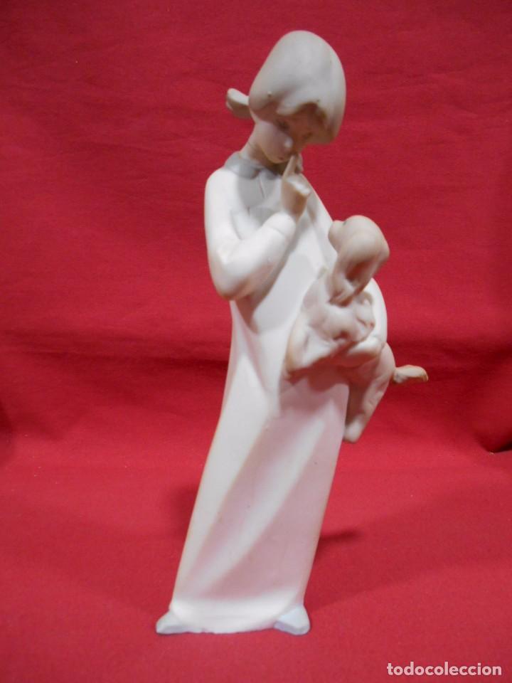 Oggetti Antichi: FIGURA DE PORCELANA NI&Ntilde;A CON PERRO SELLADA EN LA BASE