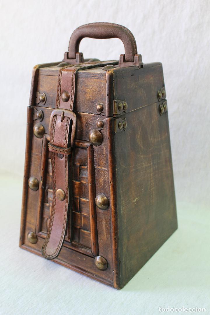 Antig&uuml;edades: caja en madera y piel - Foto 1