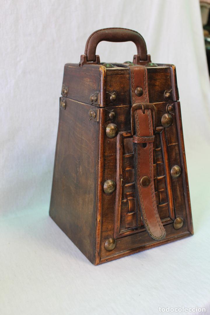Antig&uuml;edades: caja en madera y piel - Foto 3