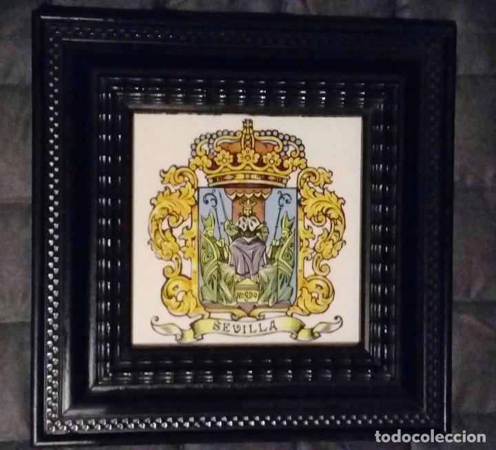 Antig&uuml;edades: AZULEJO CON ESCUDO DE SEVILLA - Foto 1