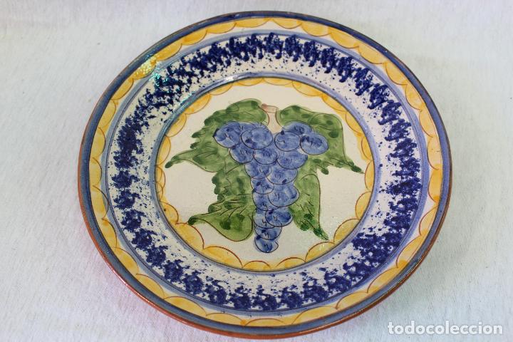 Antig&uuml;edades: plato de barro firmado, con racimo de uvas - Foto 1