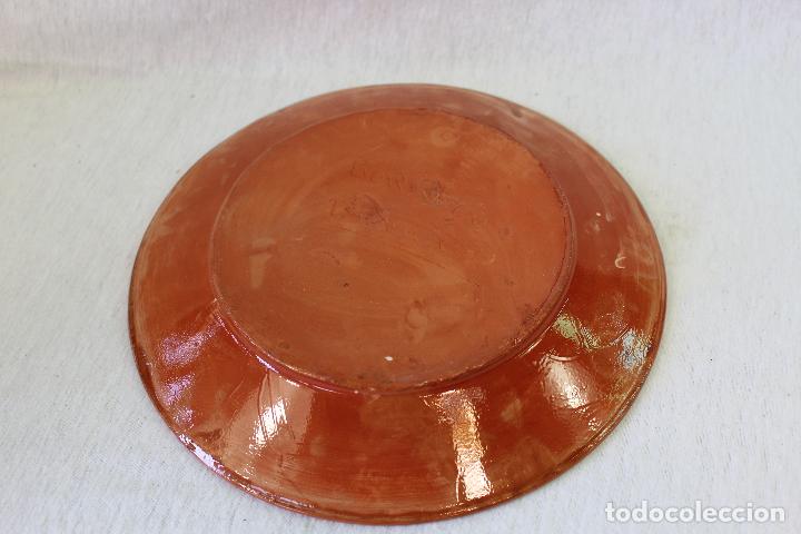 Antig&uuml;edades: plato de barro firmado, con racimo de uvas - Foto 2