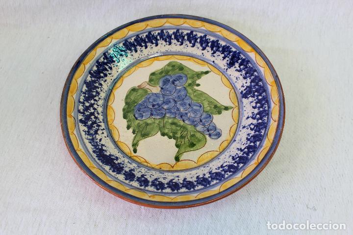 Antig&uuml;edades: plato de barro firmado, con racimo de uvas - Foto 4
