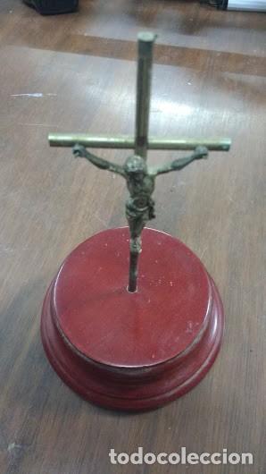 Antig&uuml;edades: crucifijo de mesa con base de madera para despacho - Foto 1