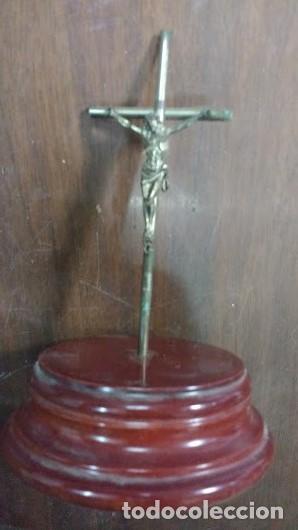 Antig&uuml;edades: crucifijo de mesa con base de madera para despacho - Foto 3