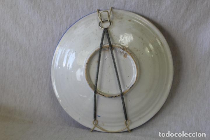 Antig&uuml;edades: plato de colgar en ceramica - Foto 3