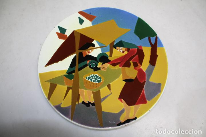 Antig&uuml;edades: GRAN PLATO PARA COLGAR FIRMADO. 40 CMS. DE DI&Aacute;METRO.
