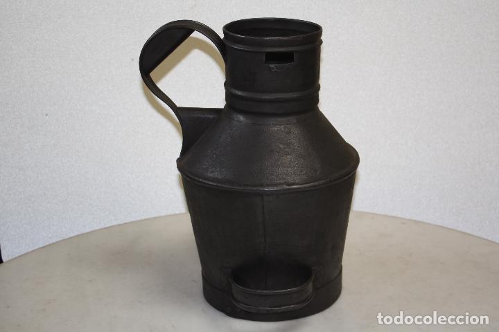 Antig&uuml;edades: JARRA MEDIDOR DE METAL. ALTURA M&Aacute;XIMA: 36.5 CMS. BASE: 19 CMS. DE DI&Aacute;METRO. BOCA: 12 CMS.