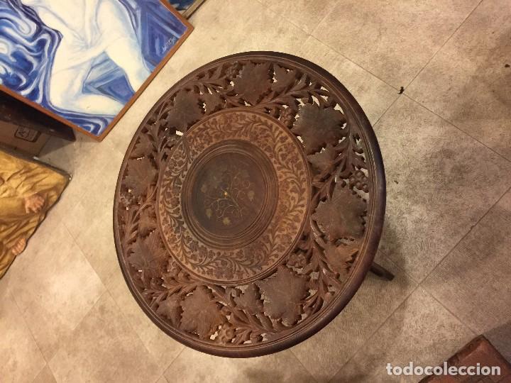 Antig&uuml;edades: mesa india labrada en sandalo, 2 piezas - Foto 1