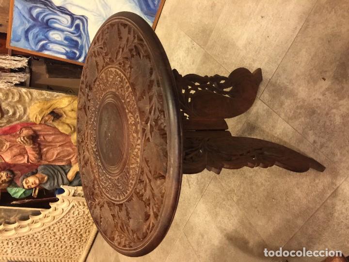 Antig&uuml;edades: mesa india labrada en sandalo, 2 piezas - Foto 2