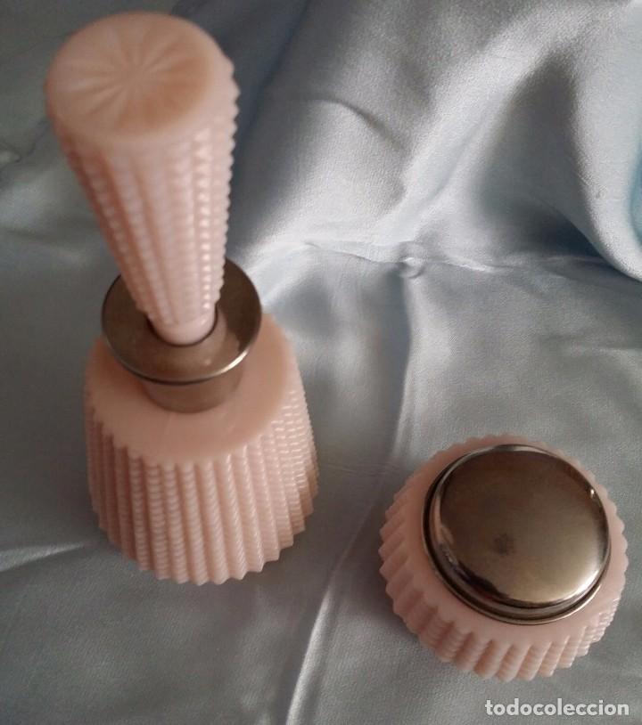 Antig&uuml;edades: JUEGO DE TOCADOR PERFUMERO DE OPALINA ALGODONERO Y TARRO - Foto 1