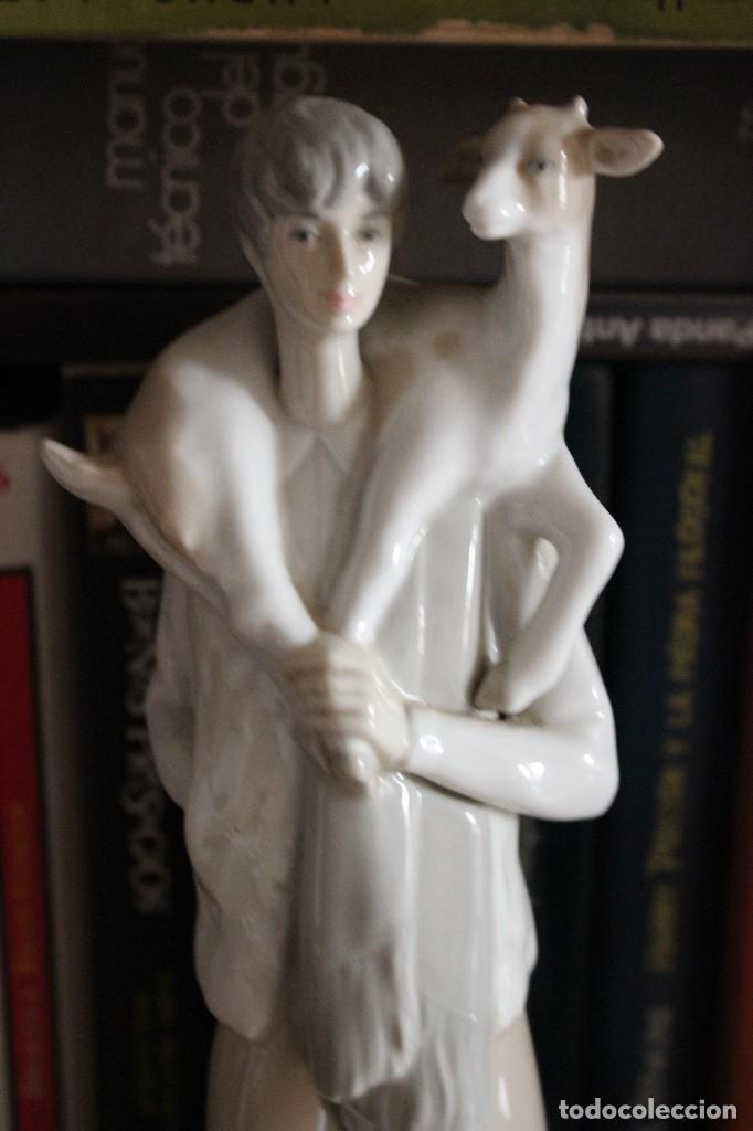 Antig&uuml;edades: FIGURA DE PORCELANA HOMBRE PASTOR CON CABRA HOMBROS sellos incisos LLadr&oacute;