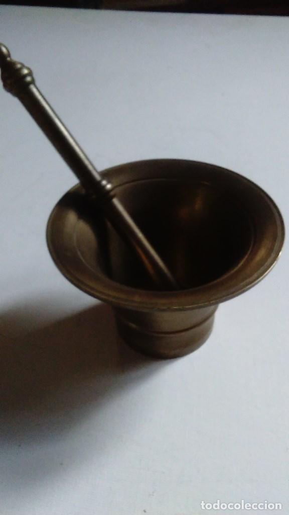 Antig&uuml;edades: Mortero almirez de bronce con mano - Foto 1