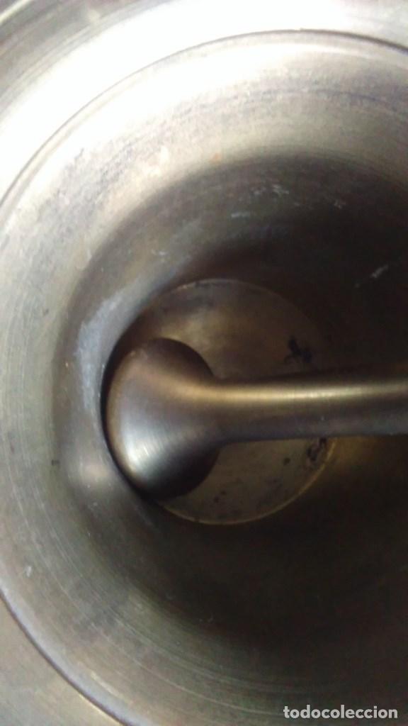 Antig&uuml;edades: Mortero almirez de bronce con mano - Foto 10