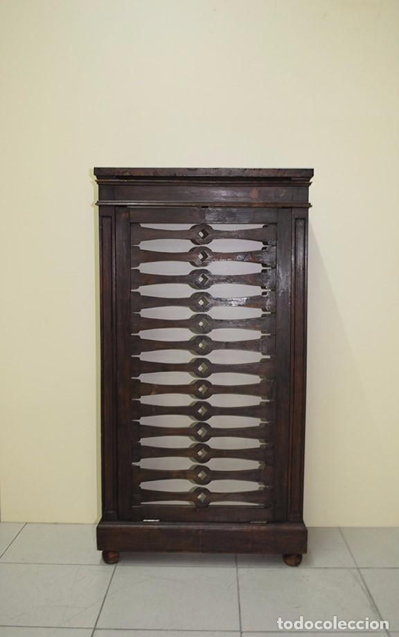 Antiguidades: CUBRERADIADOR ANTIGUO DE MADERA Y CELOS&Iacute;A