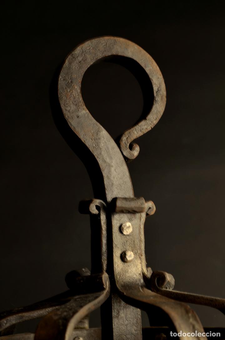 Antig&uuml;edades: colgador de embutido de forja - Foto 2