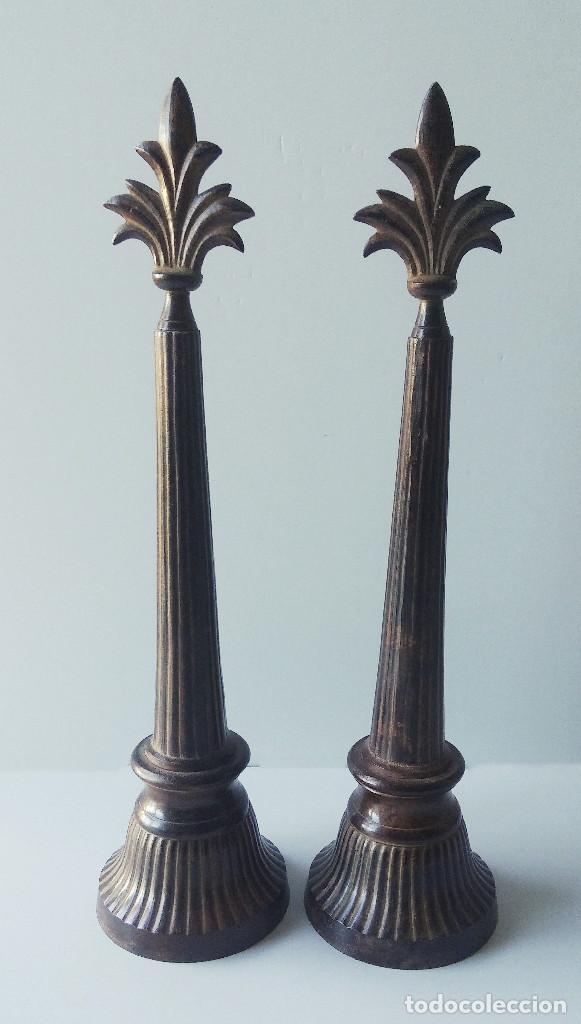 Antig&uuml;edades: Pareja de pedestales / adornos en columna con flor de lis. Siglo XX