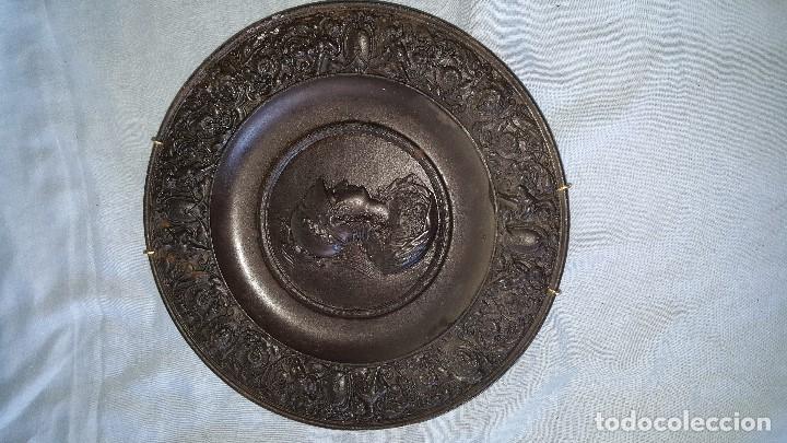 Antig&uuml;edades: PLATO METAL CON FIRMA - Foto 1