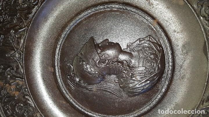 Antig&uuml;edades: PLATO METAL CON FIRMA - Foto 2