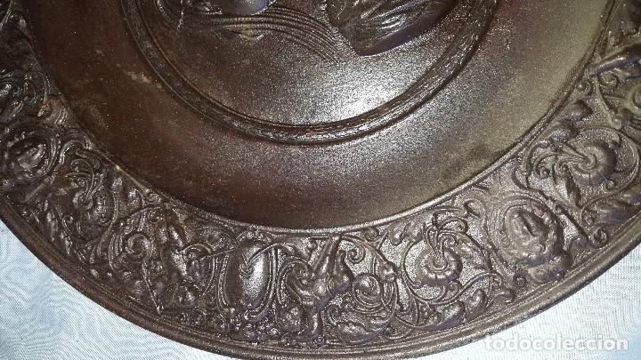 Antig&uuml;edades: PLATO METAL CON FIRMA - Foto 3