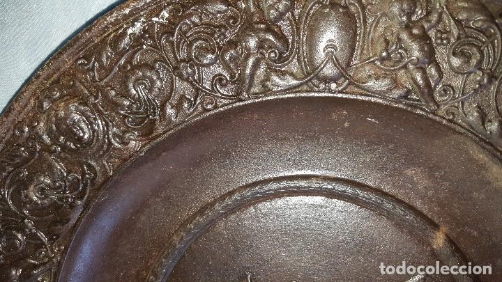 Antig&uuml;edades: PLATO METAL CON FIRMA - Foto 4