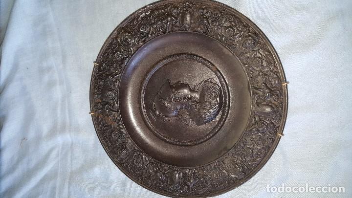 Antig&uuml;edades: PLATO METAL CON FIRMA - Foto 5