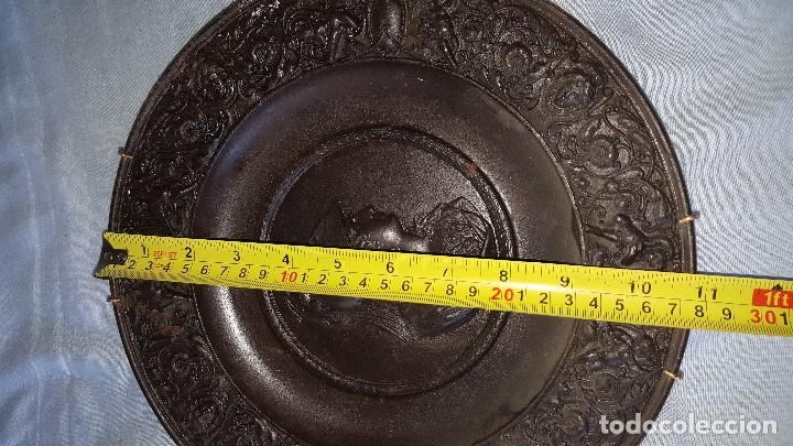 Antig&uuml;edades: PLATO METAL CON FIRMA - Foto 6