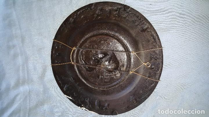 Antig&uuml;edades: PLATO METAL CON FIRMA - Foto 7