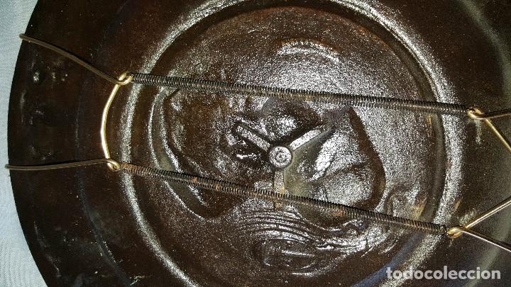 Antig&uuml;edades: PLATO METAL CON FIRMA - Foto 8