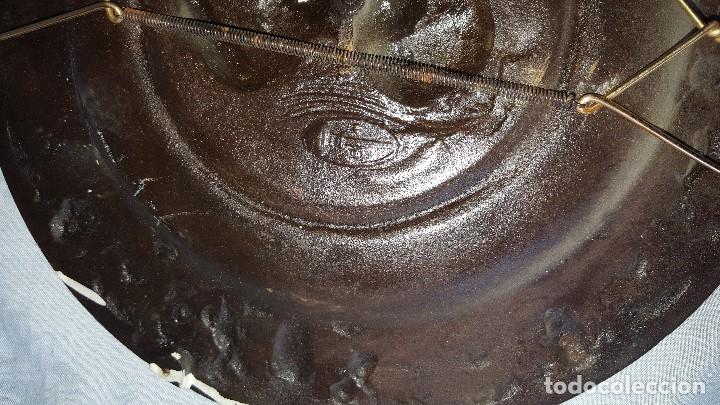 Antig&uuml;edades: PLATO METAL CON FIRMA - Foto 9