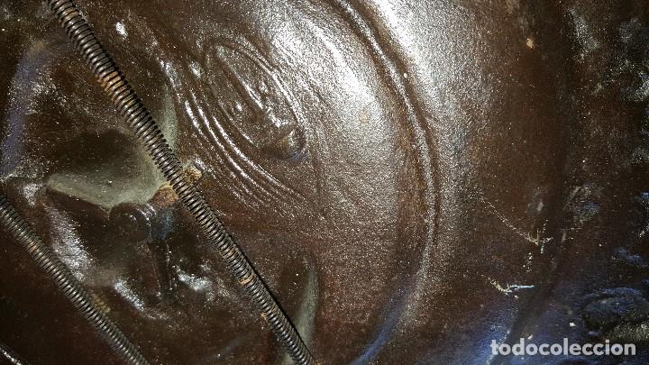 Antig&uuml;edades: PLATO METAL CON FIRMA - Foto 18