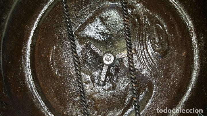 Antig&uuml;edades: PLATO METAL CON FIRMA - Foto 20
