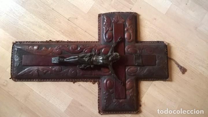 Antig&uuml;edades: crucifijo cuero repujado - Foto 2