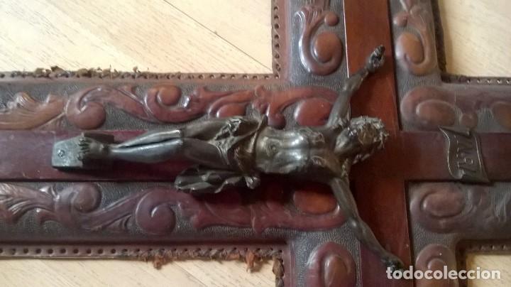 Antig&uuml;edades: crucifijo cuero repujado - Foto 3