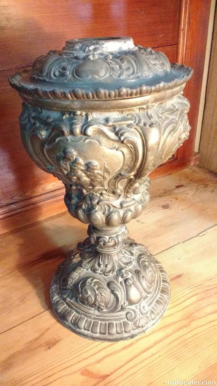Antig&uuml;edades: Magn&iacute;fica pieza de bronce. Con tapadera. 33 cm.