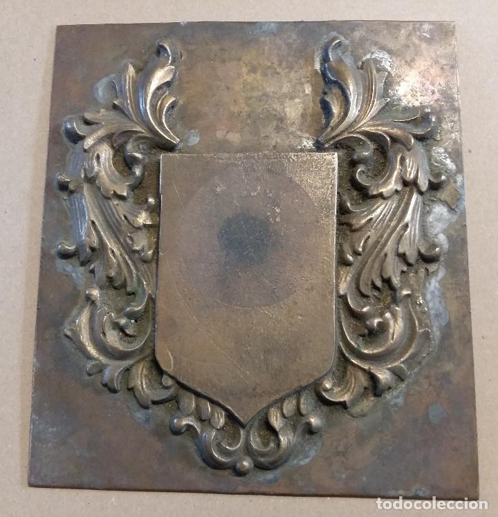 Antig&uuml;edades: Placa de bronce, 17 x 19,5 cm - Foto 1