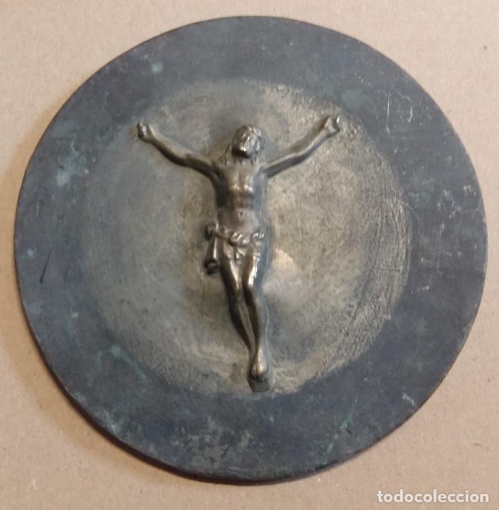 Antig&uuml;edades: Placa de bronce, cristo, 14,5 cm de di&aacute;metro - Foto 1