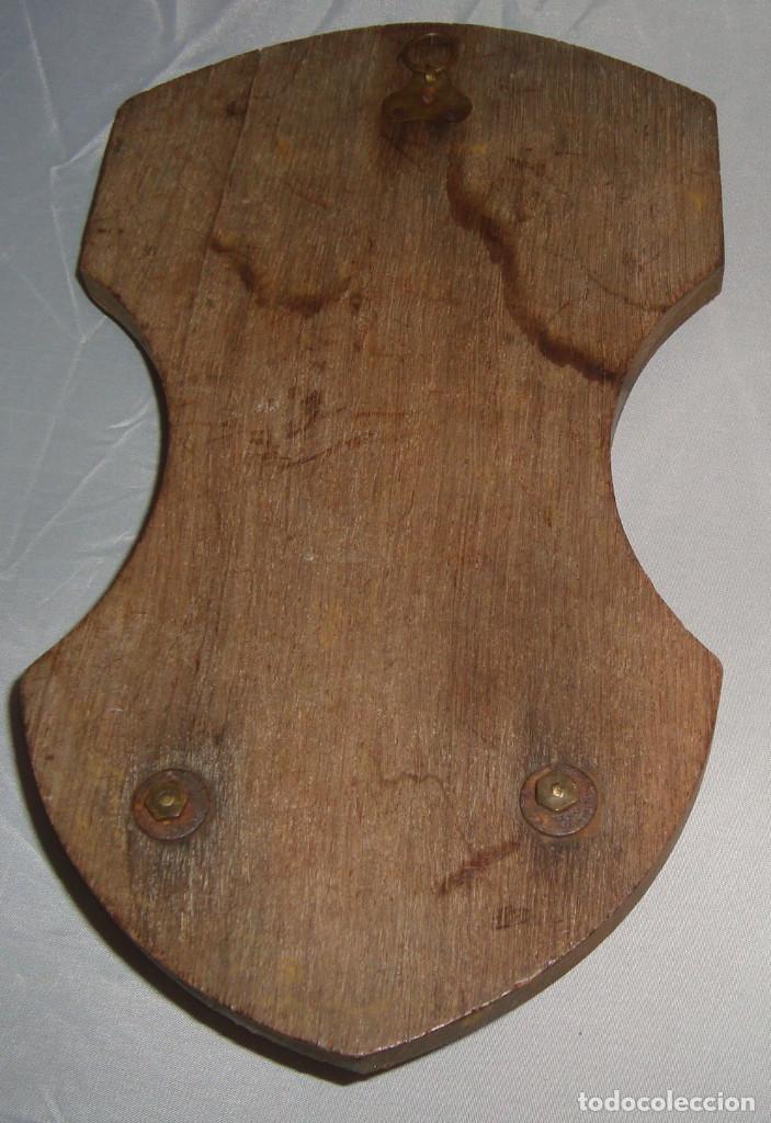 Antig&uuml;edades: VENDITERA DE MADERA CON MEDALLA REPUJADA - Foto 2