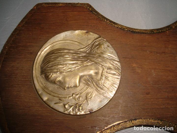 Antig&uuml;edades: VENDITERA DE MADERA CON MEDALLA REPUJADA - Foto 3