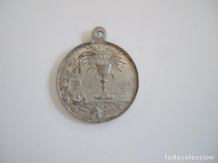 Antig&uuml;edades: MEDALLA - RECUERDO DE MI PRIMERA COMUNION - 2 CM - Foto 1